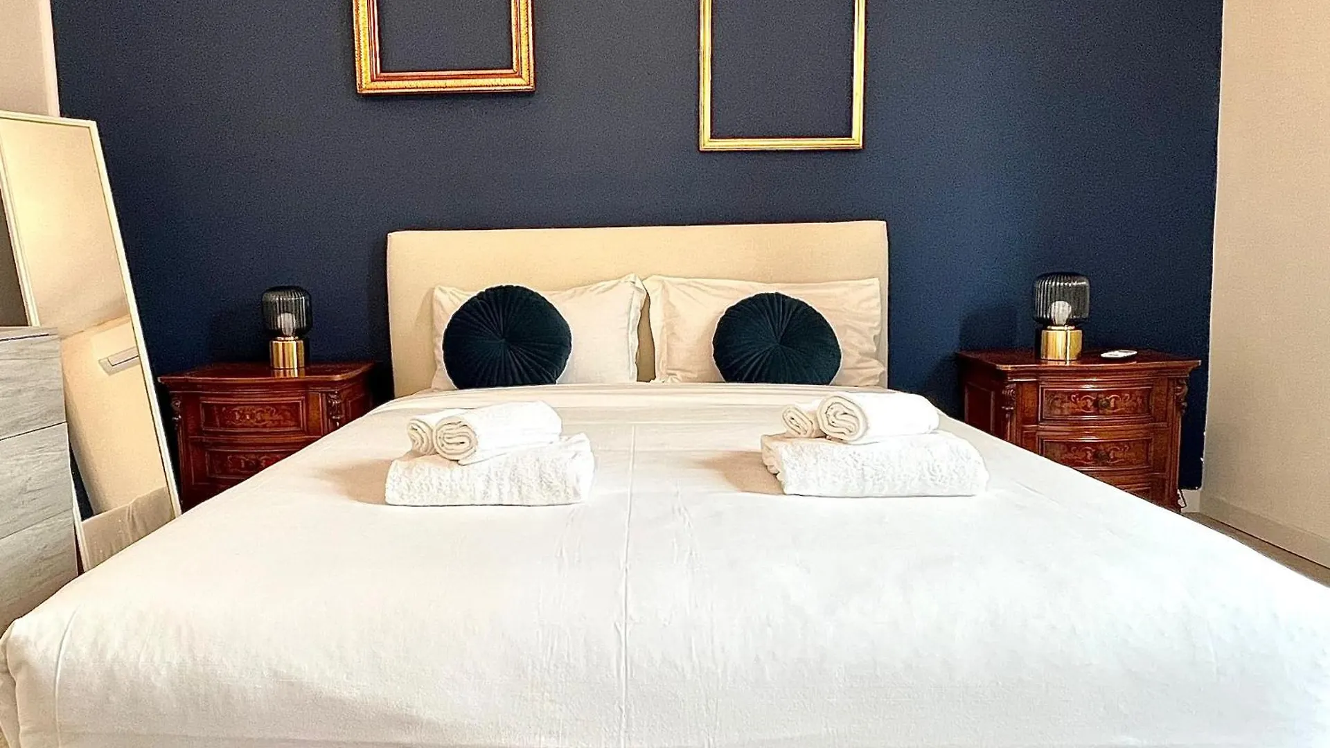 Apartment-Navigli-House Of Mirrors Milan